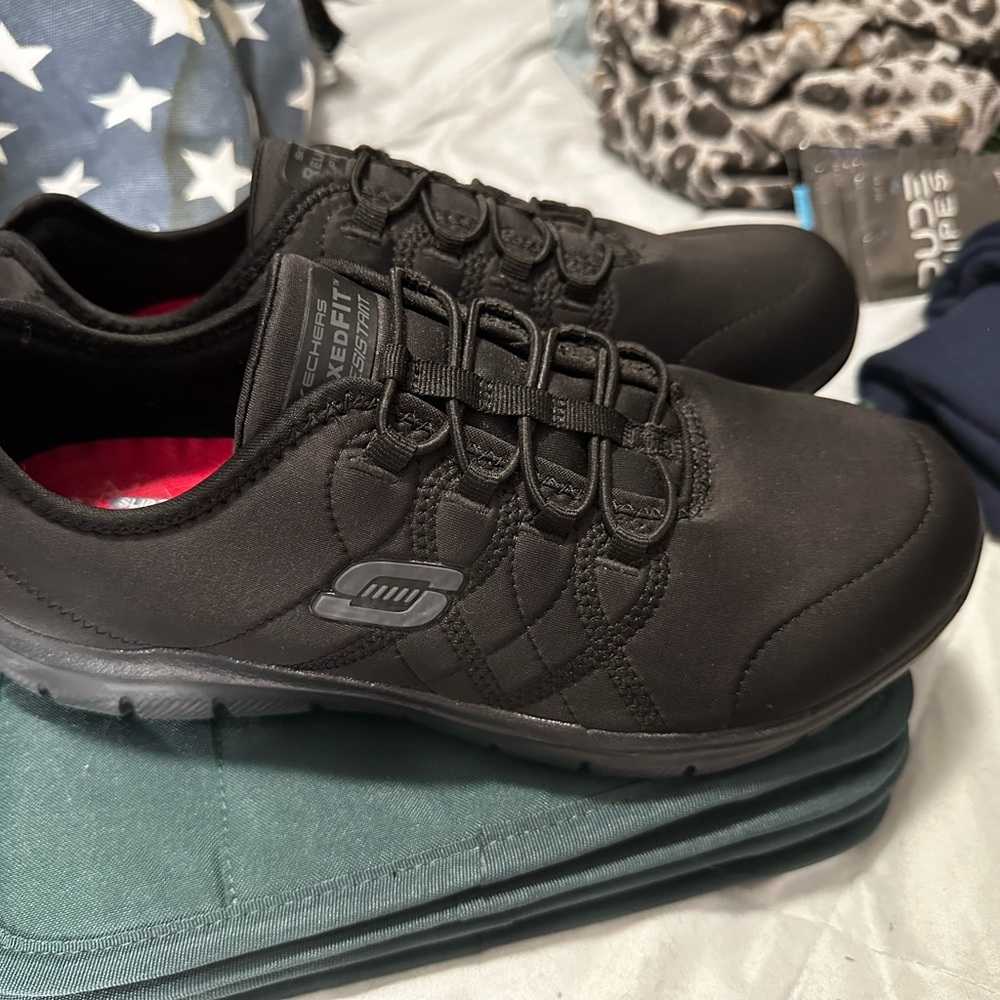 Skechers air-cooled memory foam wide fit. Slip resistant size 8. Black.